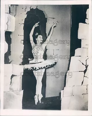 1950 Press Photo Ballerina Margot Fonteyn Strikes Pose 1950s • $15