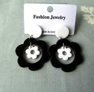 £5.99 • Buy New Mod / 60s Daisy Earrings