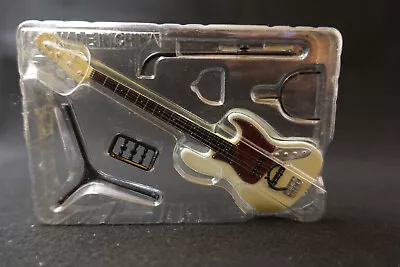 F-Toys 1/8 Fender Guitar Collection 1 62' Jazz Bass Olympic White • $39.99