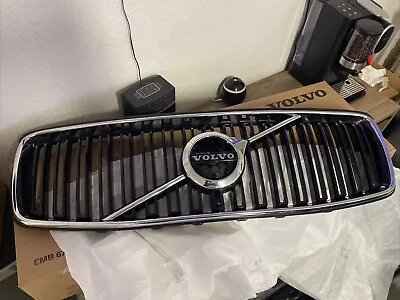 Volvo XC90 Front Bumper Upper Radiator Grille Assembly 31425932 • $250