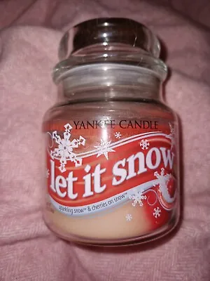 Yankee Candle Swirl Medium Jar Let It Snow • £15