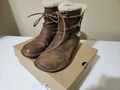 UGG Caspia 1001815 Brown Leather Shearling Boots Womens Size 6 W/ BOX • $39.99