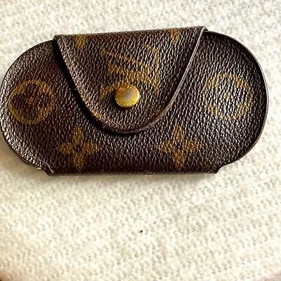 Louis Vuitton Authentic Vintage Key Case W Circular Key Holder. • $99