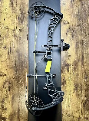 Mathews Traverse RH 29/70 Compound Bow W/Ultraview • $900