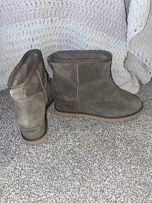 Womens Genuine Mini Ugg Wedged Boots Size 6 NEW  • £20