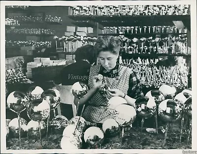 1957 Margit Strakova Paints Glass Balls At Jablonex Factory Industry 7X9 Photo • $24.99