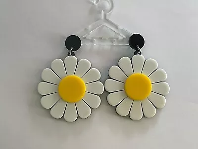 Long Drop 60’s Style White And Yellow Daisy Earrings • £7.25