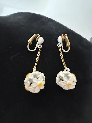 Vintage Metal White & Yellow Daisy Dangle Clip On Earrings Flower Power 1970’s • $9.99