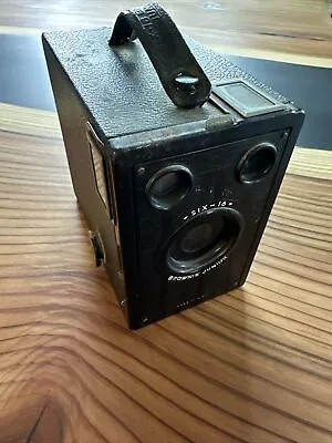 VINTAGE 1940s KODAK BROWNIE JUNIOR SIX-16 CAMERA • $17