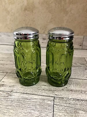 Vintage L.E. Smith 4  Tall Green Glass Moon & Stars Salt And Pepper Shakers Set • $20