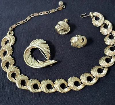 Lisner Jewelry Set Brooch Earrings Necklace Gold Tone Vintage • $50