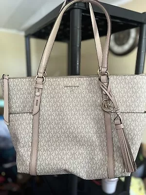 Michael Kors Pink And White Laptop Bag • $30