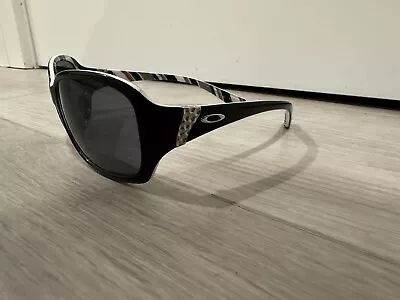 Oakley Discreet OO2012-01 Black Sunglasses Gray Lens 59-16 130 Designer Women • $39.99