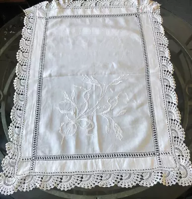 VINTAGE White Lace Crochet Edge Applique Embroidery Tablecloth Linen 36X26in • £12.79