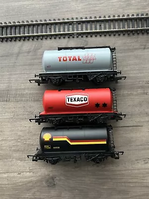 HORNBY Railroad R6891 Triple Fuel Tanker Wagon Pack - Era 2/3 • £24.99