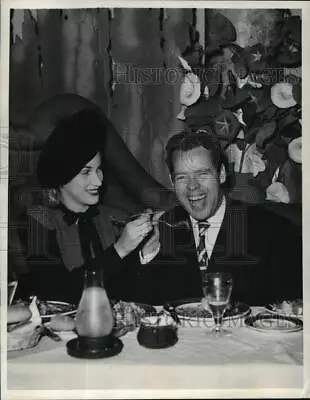 1944 Press Photo Hollywood Couple Dagwood Lake & Patricia Van Cleve - Mjx05973 • $19.99