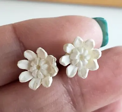 Vintage White Flower Featherweight Stud Pierced Earrings 7/16  Silver Tone • $7.50