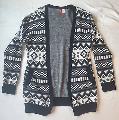 H&M Divided Black White Geometric Print Open Front Cardigan Size Small Pre Owned • $7.49