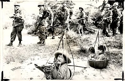 LG43 '65 Wire Photo CHILDREN WAIT IN BASKETS VILLAGE FLEES VIET CONG VIETNAM WAR • $20