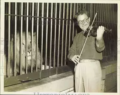 1954 Press Photo Gentleman Plays Violin For Lion - Nei13774 • $19.99