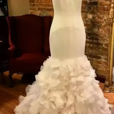  By Vera Wang Mermaid Wedding Gown • $300