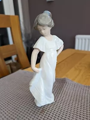 NAO By Lladro #1110  How Pretty   - Good Condition • £5