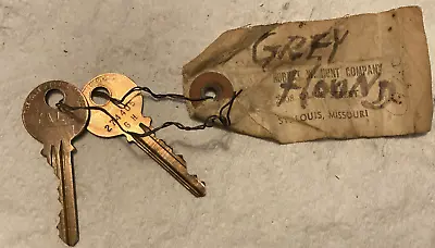 GREY HOUND BUS TAG BRASS KEYS YALE & TOWNE MFG CO + 2 Keys ST LOUIS MO VTG. • $8.75