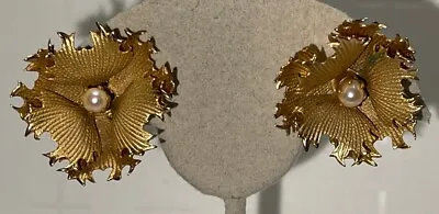 Vintage Gold Tone Flower Clip On Earrings TEH9-14 • $5.50