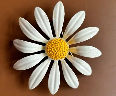 VINTAGE METAL 1960s WHITE ENAMEL DAISY FLOWER PINCHEERFUL FLOWER FASHION BROOCH • $14