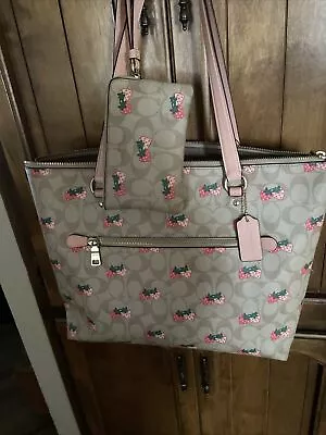 Coach Signature With Strawberry Print Gallery Tote - Gold/Light W/wristlet • $150