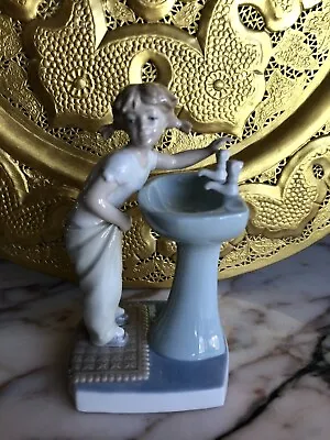 Signed Lladro Girl In The Bathroom Sink Porcelain Figurine Hand Made In Spain • $149.99