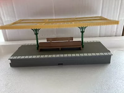 Hornby Platform With Canopy With Metal Stanchions And Seating • £8.99