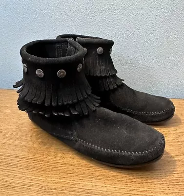 Minnetonka Women’s Size 8.5 Black Leather Fringe Zip Ankle Boots Moccasins EUC • £18.91