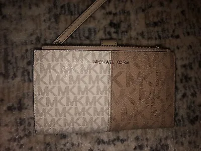 Michael Kors Clutch Wallet • $40