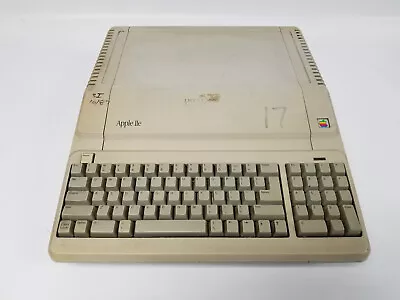 Vintage Apple IIe Computer A2S2128 (Powers On) • $189.99