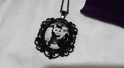 $18.92 • Buy Audrey Hepburn Black Stainless Steel 50cm Necklace W/Purple Velvet Gift Pouch 