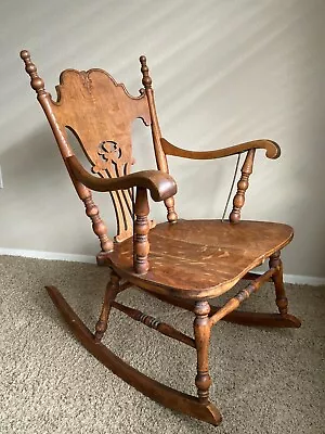 Late 1800s American Solid Oak Rocking Chair • $40