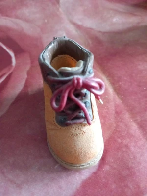 £5 • Buy Just The Right Shoe Trail Happy