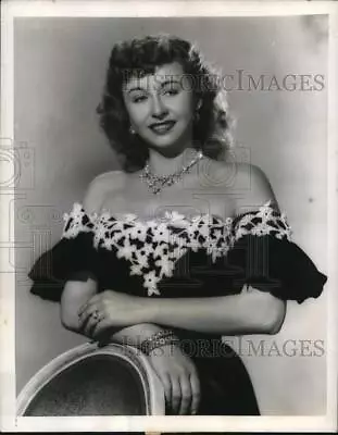 1949 Press Photo Actress Vera Ralston Models Valuable Antique Jewelry • $24.88