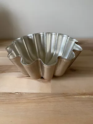 Vintage 6 3/4 Inch Mirro Aluminum Brioche Fluted Bundt Jello Mold Pan Very Nice • $10.99