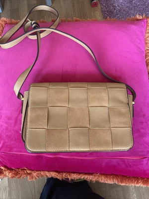 £5 • Buy Carvela Cross Body Bag