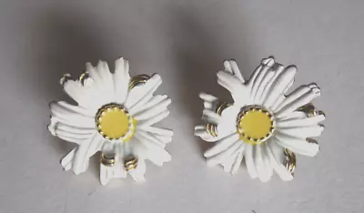 Vintage Daisy White Yellow Gold Tone Pierced Post Earrings Women's 3/4  • $8.75