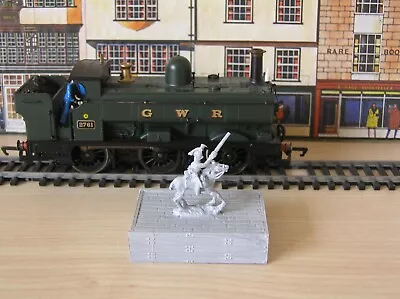 Model Railway 00 Gauge Military Statue. • £2.99
