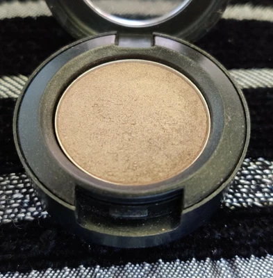 £8 • Buy Warming Trend - Veluxe Pearl Eyeshadow - Rare - MAC