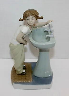 Lladro CLEAN UP TIME By Julio Fernandez #4838. Girl At Sink. Vintage. 1977  MINT • $135