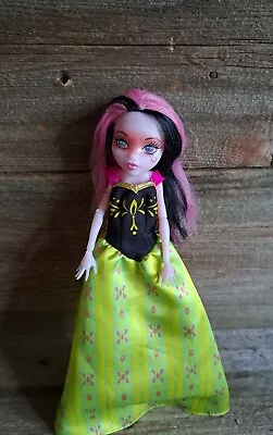 Monster High 11  Doll DRACULAURA DRACULA DAUGHTER SCARY TALES SNOW BITE Doll • $14.99