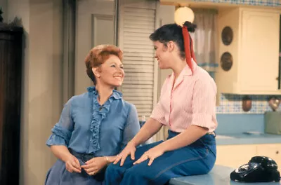 $19.99 • Buy Happy Days Erin Moran Sits On Kitchen Counter Marion Ross Smiles 11x17 Poster