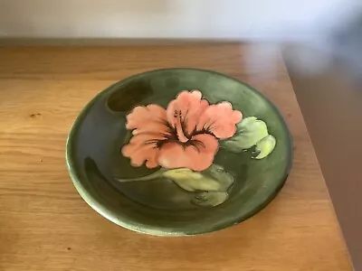 £39.99 • Buy MOORCROFT HIBISCUS DISH/SHALLOW BOWL POTTER TO THE LATE QUEEN MARY CIRCA 1950s