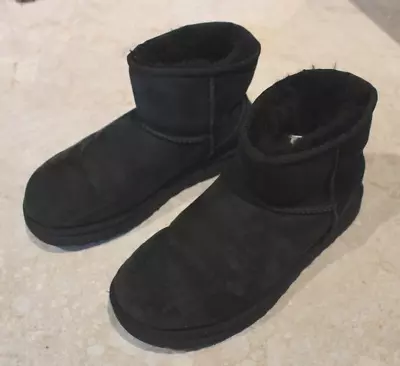 UGG CLASSIC MINI II BLACK Slip On Sheepskin Ankle Boots WOMENS SZ 6 • $24.95