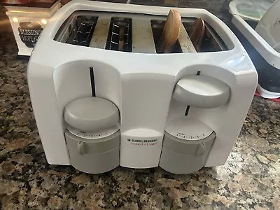 Black & Decker Toast-it-all 4 Slice Toaster Cool Touch Safety Heat Control VIDEO • $19.99